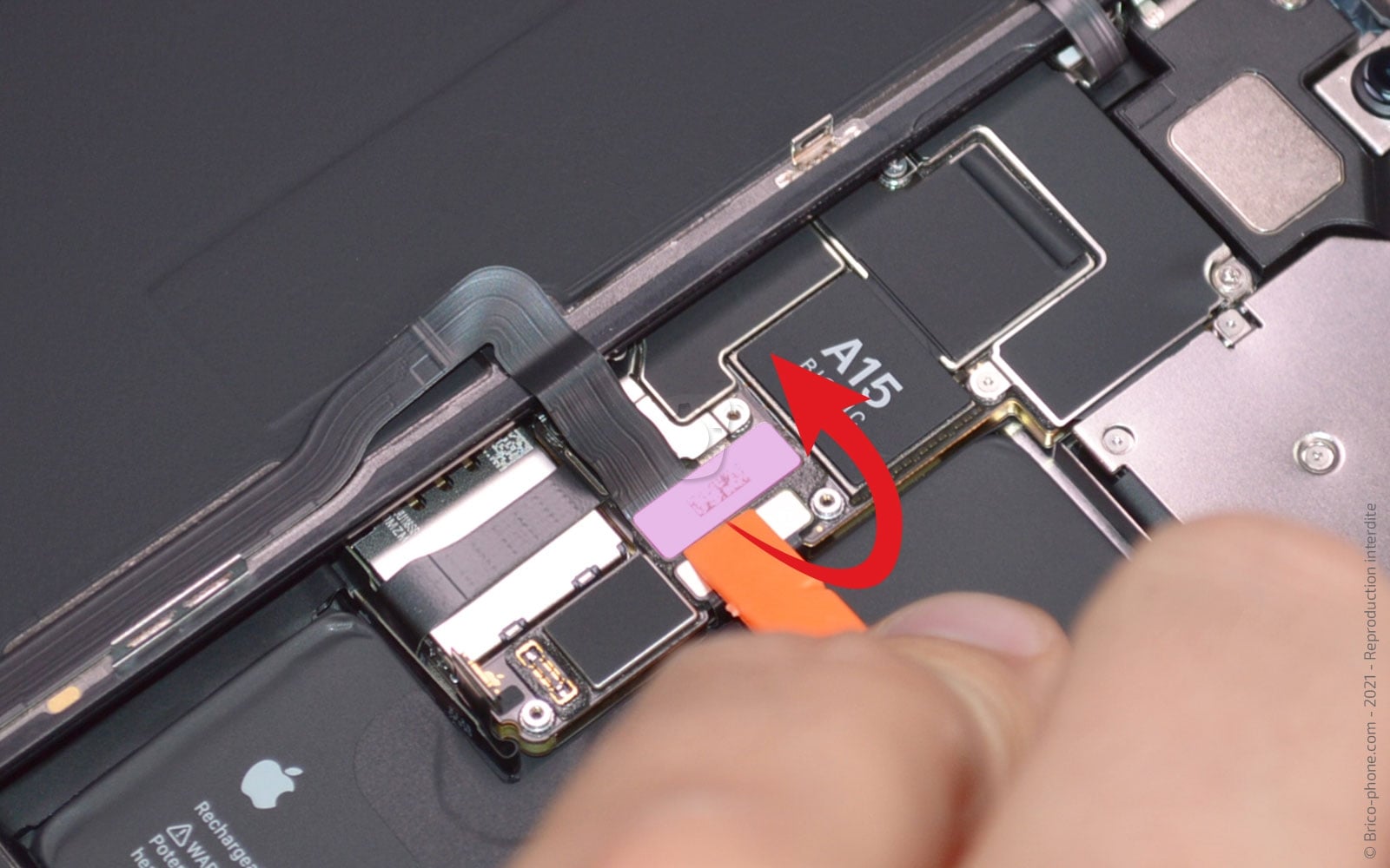 Changement du connecteur de charge sur iPhone 13 Pro photo 2