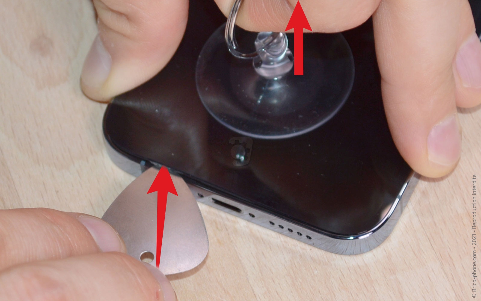 Remplacement du Taptic Engine (vibreur) sur iPhone 13 Pro photo 3