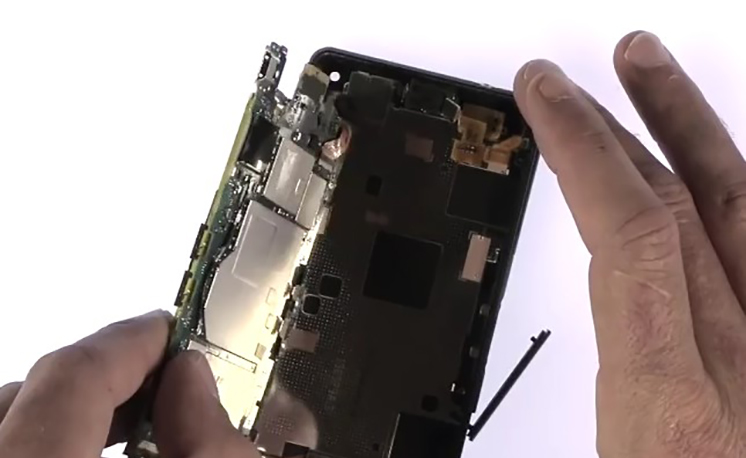 Changement d'écran (vitre+châssis+LCD) sur Xperia Z3 Compact photo 1