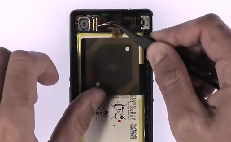 Changement d'écran (vitre+châssis+LCD) sur Xperia Z3 Compact photo 1