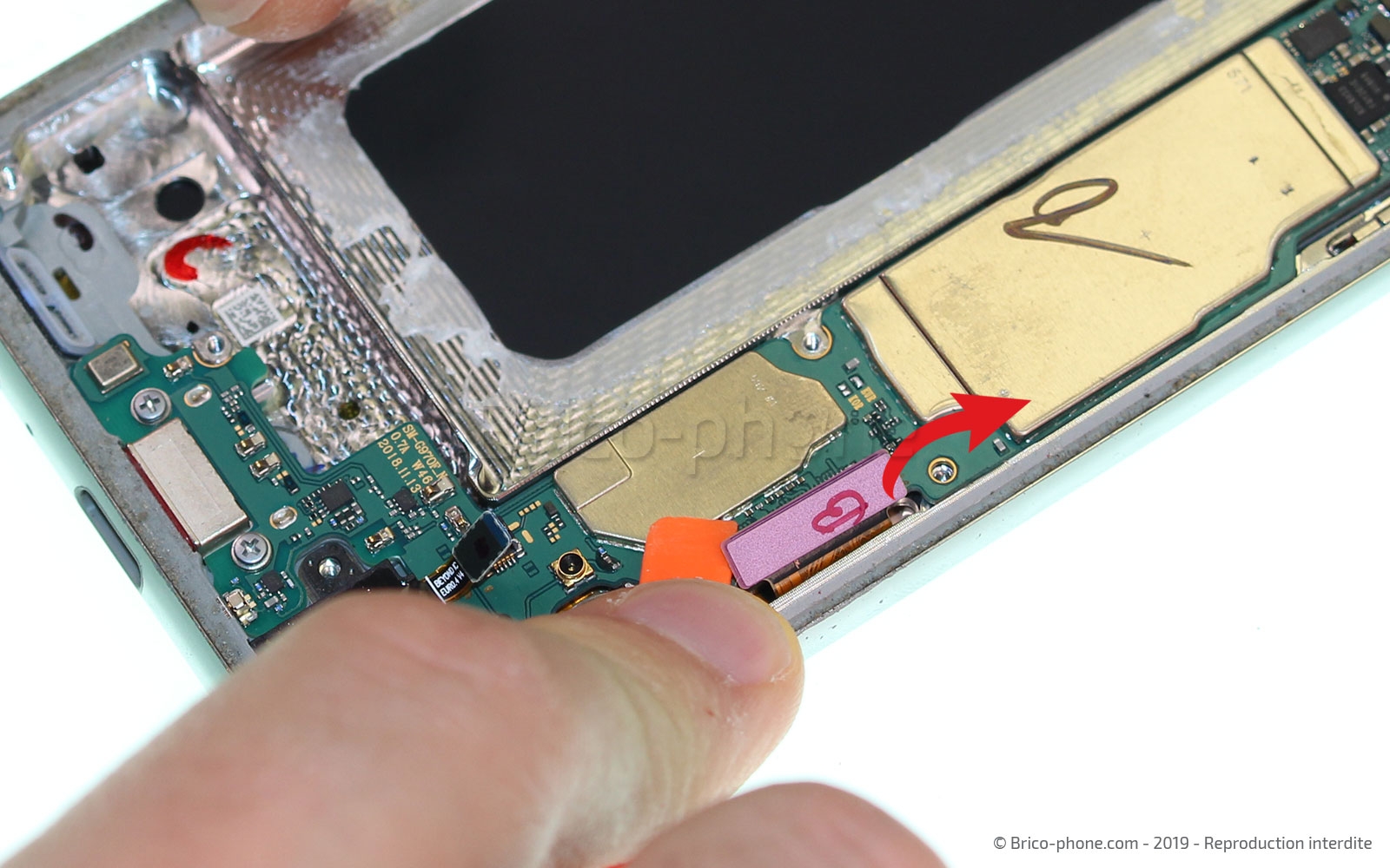 Changement du bloc écran sur châssis sur Galaxy S10e photo 2