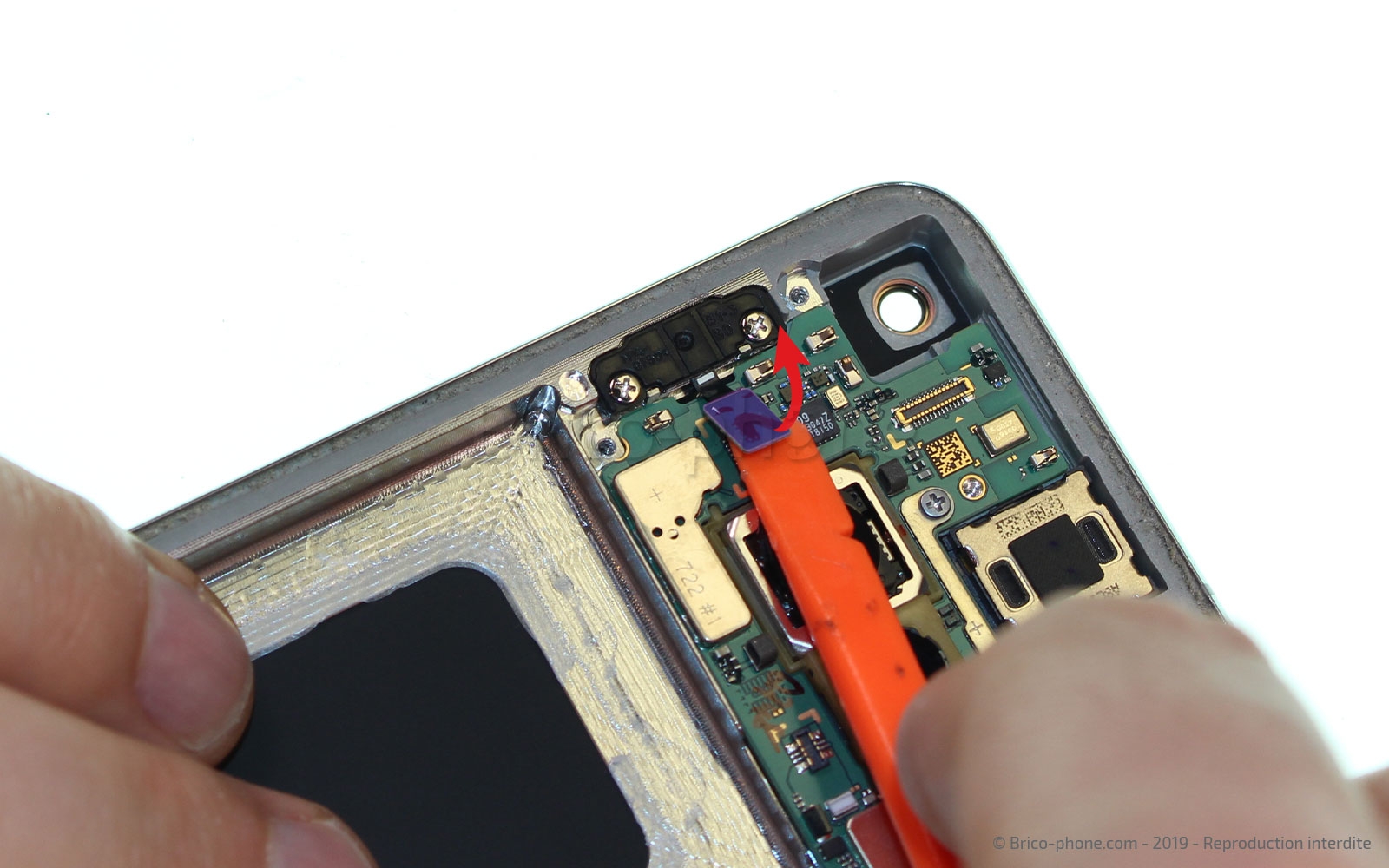 Changement du bloc écran sur châssis sur Galaxy S10e photo 3